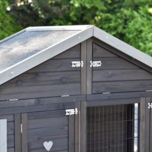 Holiday Medium Black dispose d’un grenier de rangement pratique