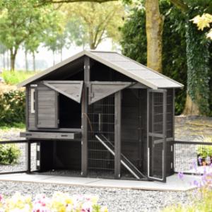 Le clapier Holiday Medium Black dispose de nombreuses portes pratiques