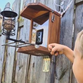 La mangeoire à oiseaux Sanilu est fabriquée en bois FSC durable
