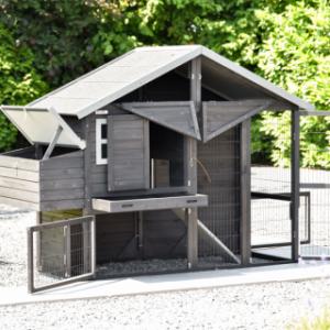 Le poulailler Holiday Medium Black dispose de nombreuses portes pratiques