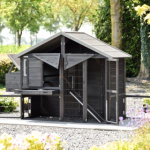 Le poulailler Holiday Medium Black dispose de nombreuses portes pratiques