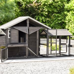 Le poulailler Holiday Medium a plusieurs ouvertures