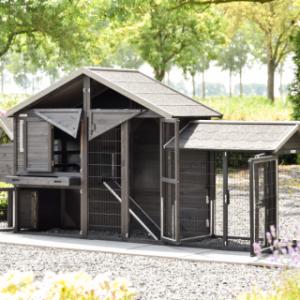 Le poulailler Holiday Medium a plusieurs ouvertures