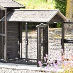 L’enclos d’extension Space Medium Black est équipé de portes pratiques.