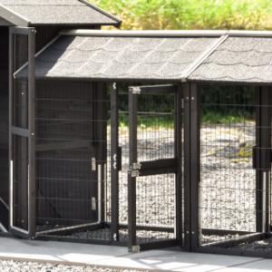 L’enclos intermédiaire Space Medium Black est doté de grandes portes pour une utilisation facile