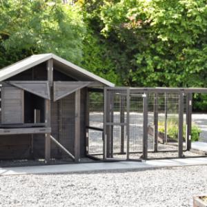 Le clapier Holiday Medium Black dispose de nombreuses portes pratiques