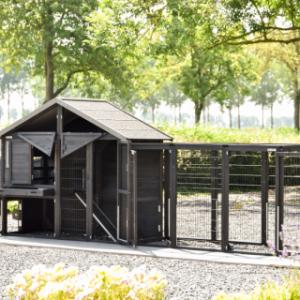 Poulailler Holiday Medium Black dispose de nombreuses portes pratiques