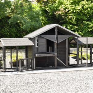Le clapier pour lapin Holiday Medium Black a plusieurs grandes portes