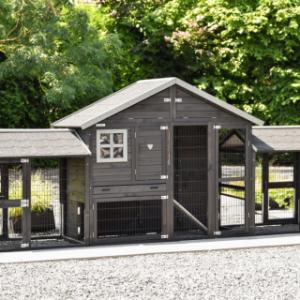 Le clapier pour lapin Holiday Medium Black est étendue avec 2 enclos Space Medium
