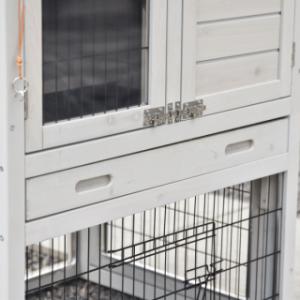 Le clapier pour lapin Prestige Small est équipée avec une tiroir pratique