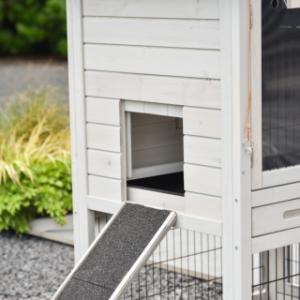 Le clapier Prestige Small dispose d’un compartiment de nuit verrouillable