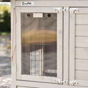 La porte de l’abri de nuit est équipée d’une fenêtre en plexiglas