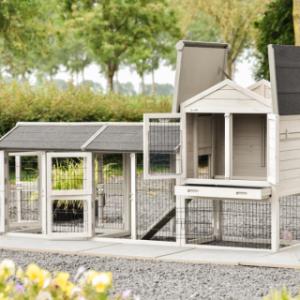 Le clapier pour lapin Prestige Small a plusieurs portes