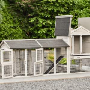 Le clapier pour lapin Prestige Small a plusieurs portes