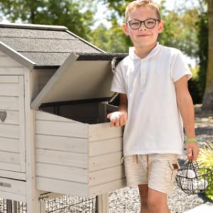 Le pondoir du poulailler Prestige Small est doté d’un toit articulé