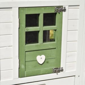 Le poulailler Julia est équipé d’une porte vert olive