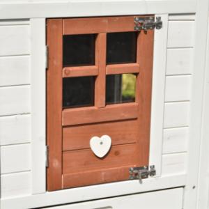 Le clapier Julia est doté d’une porte couleur terracotta