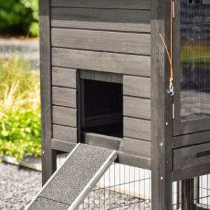 Poulailler Prestige Small a une grande ouverture sur la nichoir