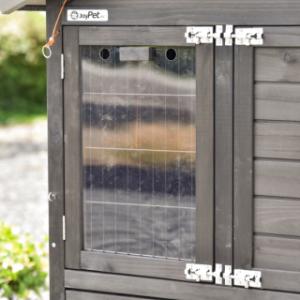 La porte de l’abri de nuit est équipée d’une fenêtre en plexiglas