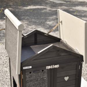 Clapier pour lapin Prestige Small | Sous le toit articulé se trouve un pratique espace de rangement