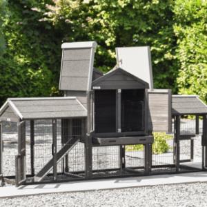 Le clapier pour lapin Prestige Small a plusieurs portes