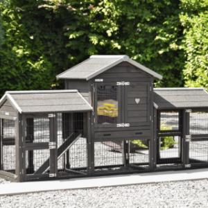 Le clapier pour lapin Prestige Small Black est étendue avec 2 enclos