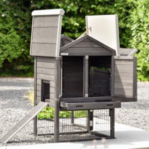 Le poulailler Prestige Small a plusieurs ouvertures