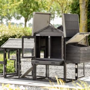 Le poulailler Prestige Small dispose de nombreuses portes et de toits ouvrants.
