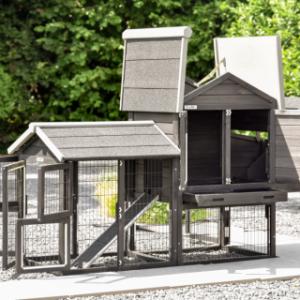 Le poulailler Prestige Small dispose de nombreuses portes et de toits ouvrants.