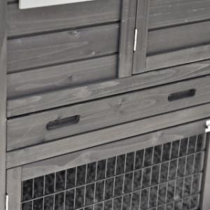 Le poulailler Holiday Small a une tiroir, pour un nettoyage facile