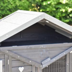 Le clapier pour lapin Holiday Small a une grenier de stockage pratique