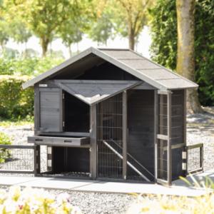 Le clapier pour lapin Holiday Small a plusieurs portes