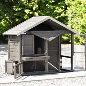 Le clapier Holiday Small Black dispose de nombreuses portes pratiques