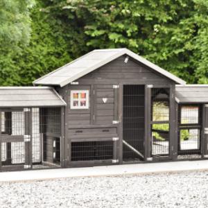 Le clapier pour lapin Holiday Small Black est étendue avec 2 enclos Space