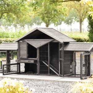 Le clapier pour lapin Holiday Small Black est équipée avec plusieurs portes