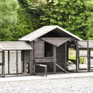Le clapier pour lapin Holiday Small Black est équipée avec plusieurs portes