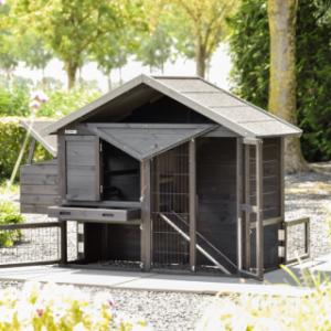 Le poulailler Holiday Small Black a plusieurs portes