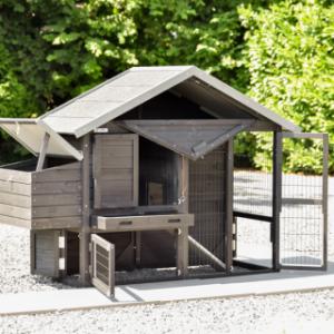 Le poulailler Holiday Small Black a plusieurs portes