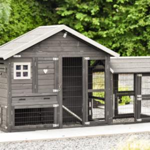 Le clapier pour lapin Holiday Small Black est fabriquée en bois de pin