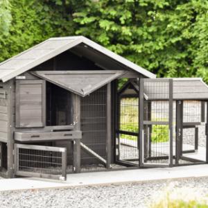 Le clapier pour lapin Holiday Small Black a plusieurs portes