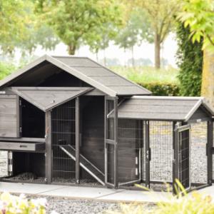 Le clapier pour lapin Holiday Small Black a plusieurs portes