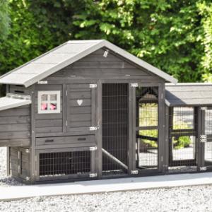 Le poulailler Holiday Small Black est fabriquée en bois de pin