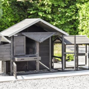 Le poulailler Holiday Small Black a plusieurs portes