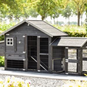 Le poulailler Holiday Small Black est étendue avec un enclos Space Small et une pondoir