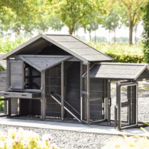 Le poulailler Holiday Small Black a plusieurs portes