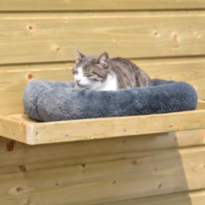 Avec un coussin assorti, le chat peut se reposer encore plus confortablement sur la plateforme