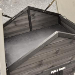 Sous le toit articulé du Prestige Medium se trouve un pratique espace de rangement