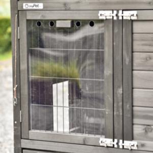 La porte grillagée de l’abri de nuit du Prestige Medium est équipée de plexiglas.