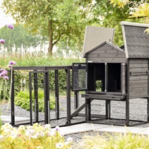 Le clapier Prestige Medium avec enclos Functional peut également être installé en configuration d’angle