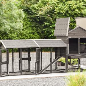 Le poulailler Prestige Medium Black a plusieurs portes